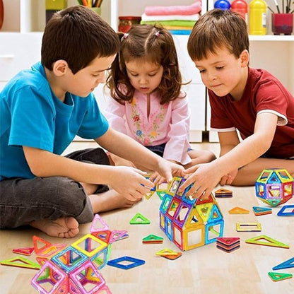 Jeu de construction magnétique et trois enfant