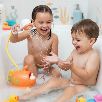 jouet baignoire bebe sous-marin avec frère et sœur