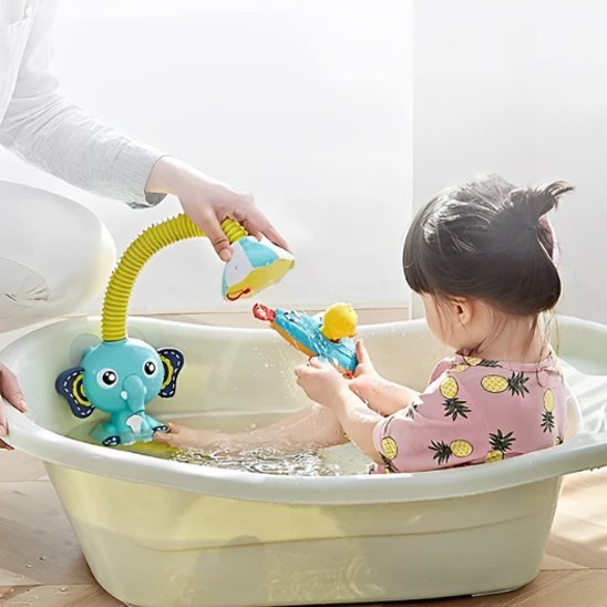 jouet de bain bébé et petite fille dans la baignoire