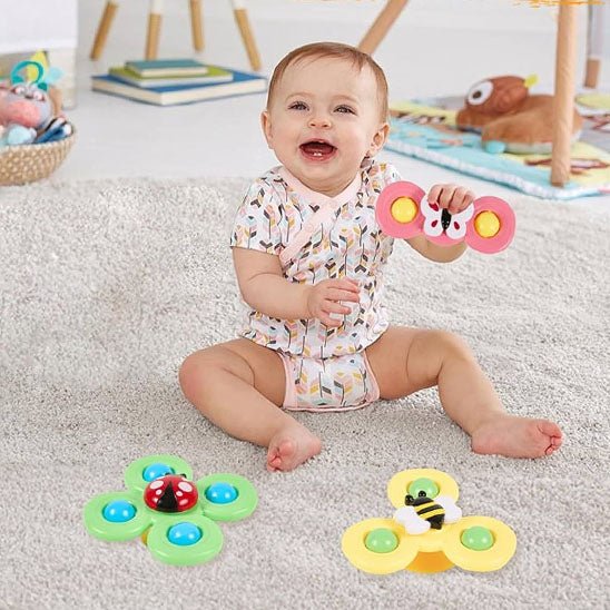 jouet de bain tournibain dans le salon avec bebe