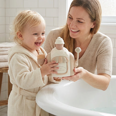 jouet mousse bain bébé maman montre utilisation