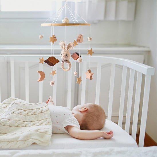 mobile bebe dans le lit avec bebe qui dort