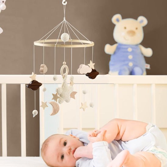 mobile bebe dans le lit avec bebe