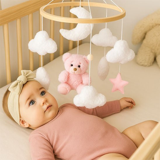 Mobile bébé lit et petite fille dans le lit