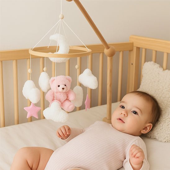 mobile pour bébé avec bebe dans le lit