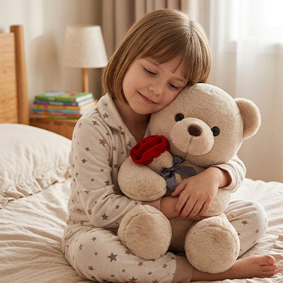 ours en peluche avec petite fille