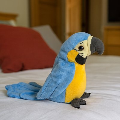 peluche interactive eveil calin bleu sur le lit