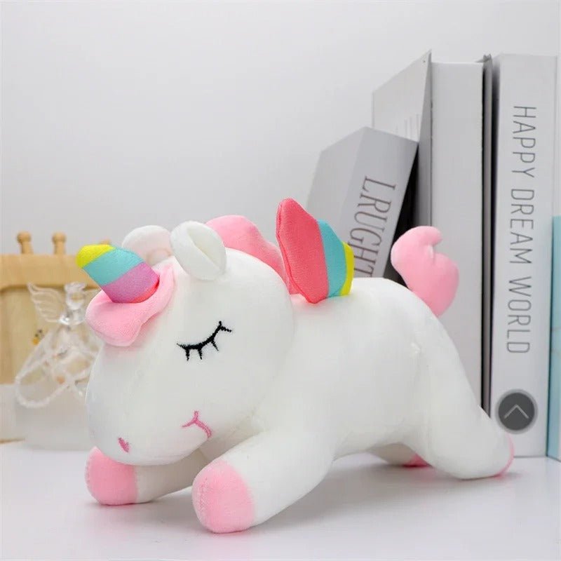 Licorne peluche blanc devant des livres