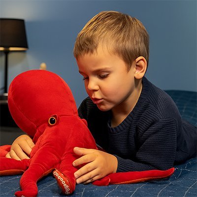 peluche pieuvre reversible rouge avec petit garçon