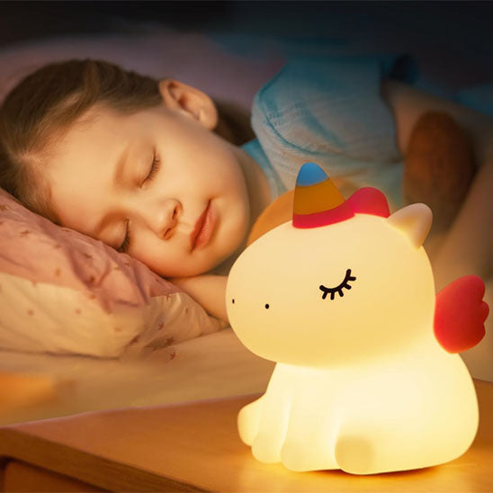 petite fille avec veilleuse bebe lumicorn