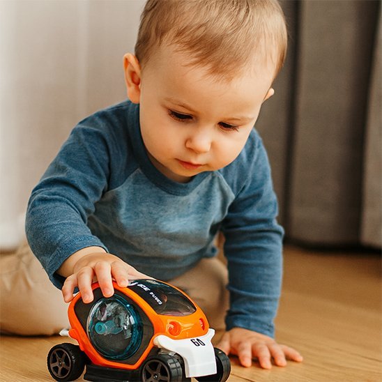 petite voiture jouet lumineuse orange avec bebe