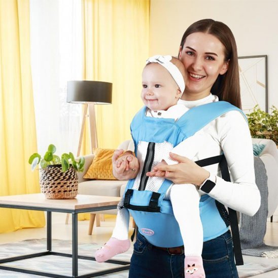 porte bebe ergonomique bleu ciel avec maman