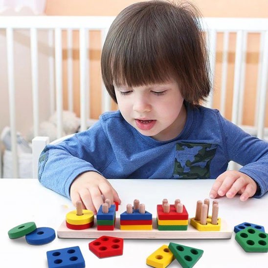 puzzle bois artisanal educatif sur la table