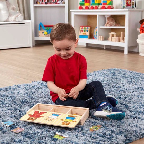 puzzle bois éducatif dans la chambre sur tapis gris