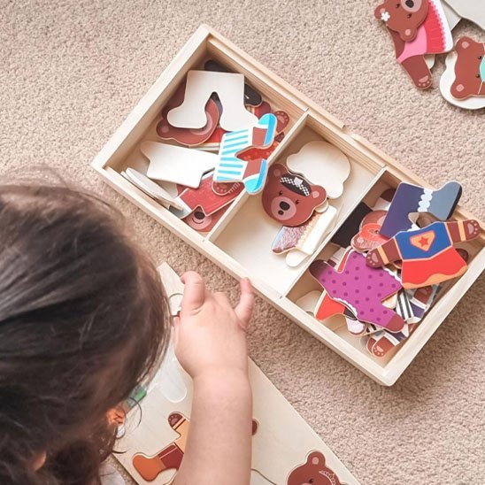 puzzle bois éducatif dans la chambre sur tapis beige