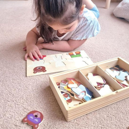 puzzle bois éducatif dans avec petite fille sur un tapis beige