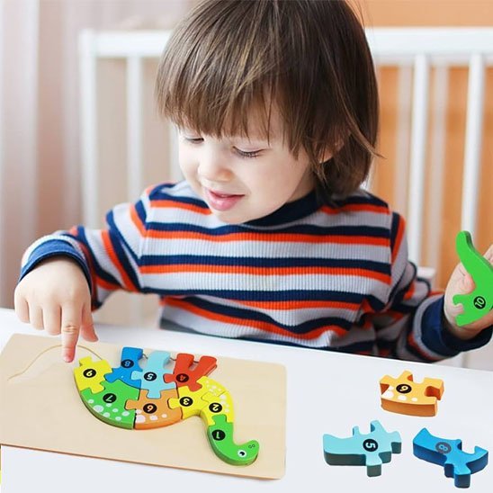 puzzle enfant éducatif coloré avec enfant joue
