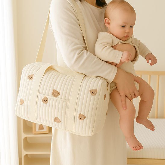 sac a langer bebe petit ours sur maman qui porte bebe