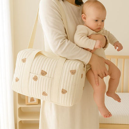sac a langer bebe petit ours sur maman qui porte bebe