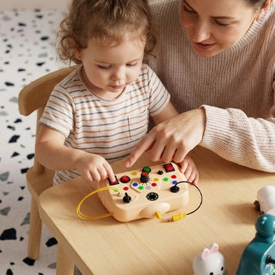 tableau-montessori-busyboardcircuit-avec-maman-et-fille