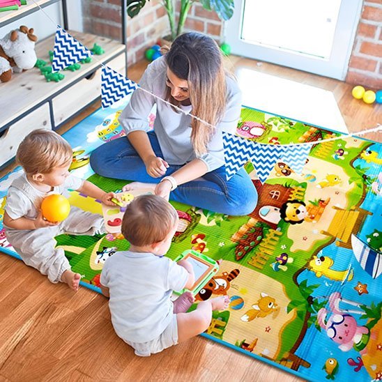 tapis d'éveil coloré éveil et motricité avec maman et bébés