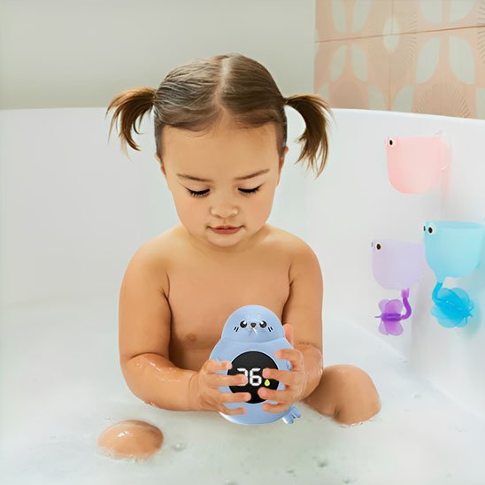 thermometre bain bebe et petite fille dans le bain