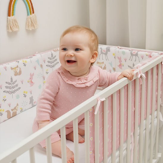 bebe dans le lit avec tour de lit bebe