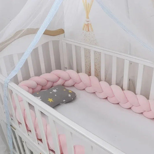 tour de lit tresse rose dans le lit bebe