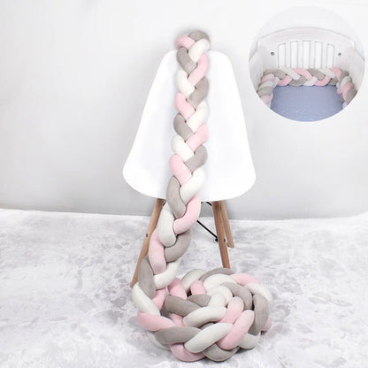 tresse de lit bébé rose gris blanc sur une chaise