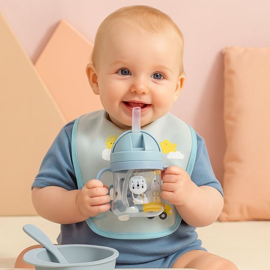 verre bebe et bébé sourire
