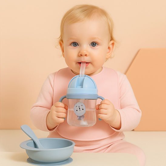 verre bebe bleu avec bébé