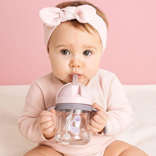 verre bebe rose et petite fille