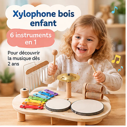 xylophone bois enfant jouant avec baguettes